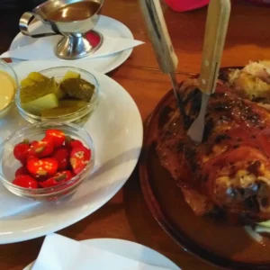 2 kg pečeného vepřového kolena a křupavé doplňky