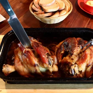 1 či 2 pečená kolena i s tankovým pivem na zapití