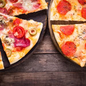 1 či 8 kousků pizzy dle výběru i smažák v bulce