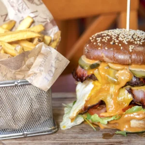150g nebo 300g burger podle výběru a hranolky