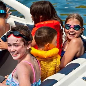 120–180min. projížďka po Slapech na motorovém člunu