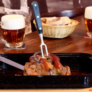 1 či 2 pečená kolena s přílohami i pivem na zapití