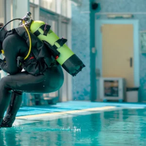 Zkušební ponor v bazénu i celý potápěčský kurz