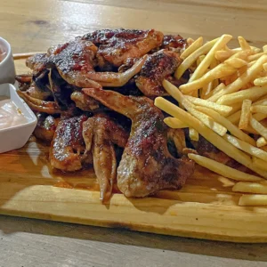 1 či 2 kg BBQ křídel s hranolky