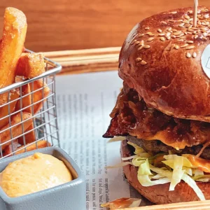 1 či 2 burgery dle výběru s hranolky od Chachara