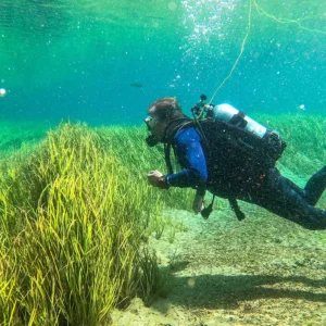 Zkušební ponor v přírodním lomu s instruktorem